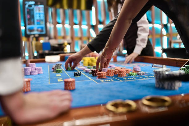 Live dealer rolling three dice in transparent cup at paimon Super Sic Bo table